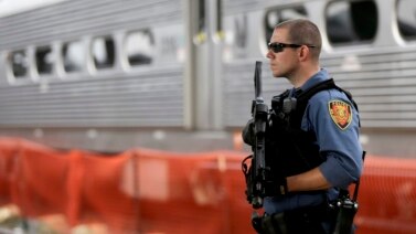 Tư liệu- Một nhân viên cảnh sát đứng gác gần một đoàn tàu tại ga Hoboken, bang New Jersey. 