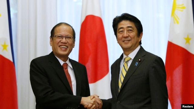 Tổng thống Philippines Benigno Aquino và Thủ tướng Shinzo Abe tại Tokyo, ngày 24/6/2014.