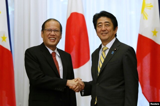 Tổng thống Benigno Aquino bắt tay Thủ tướng Nhật Bản Shinzo Abe (phải) trước cuộc họp ở Toyko, 24/6/2014