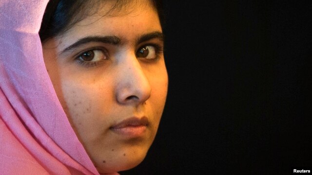 Nữ sinh người Pakistan Malala Yousafzai bị Taliban bắn khi đang đi xe buýt năm 2012.