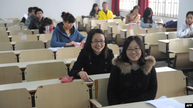 Candidates prepare to take the Chinese civil service examinations in Hefei, east China's Anhui province, November 27, 2011.