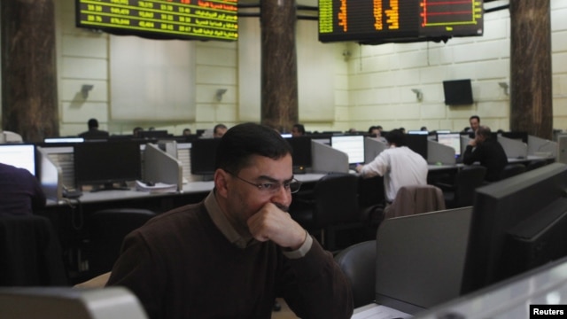 Traders work at the Egyptian stock exchange in Cairo, January 3, 2013.