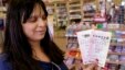 Lilly Sanchez menunjukkan tiket Powerball yang akan diundi hari Sabtu 18/5 dengan hadiah 600 juta dolar. Harga tiket Powerball adalah 2 dolar AS per tiket. 