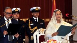 ဘဂၤလားေဒ့ရွ္သမၼတ Abdul Hamid (ဝဲ) နဲ႔ ဝန္ႀကီးခ်ဳပ္သစ္ Sheikh Hasina (ယာ) တို႔အား က်န္းသစၥာက်ိန္ဆိုပဲြမွာ ေတြ႔ရစဥ္။ (ဇန္နဝါရီ ၁၂၊ ၂၀၁၄)