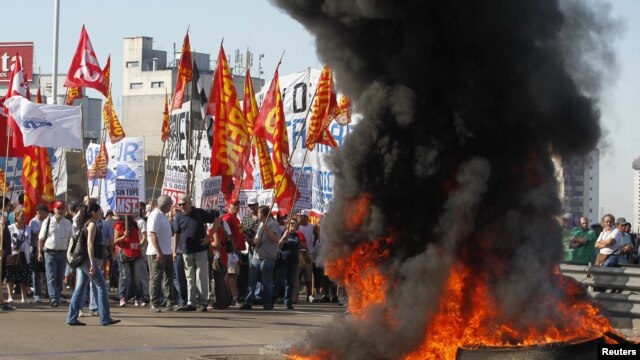 En Buenos Aires el bloqueo es casi total en sitios neurálgicos de vías y puentes.