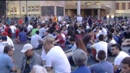 Protestë paqësore para parlamentit maqedonas