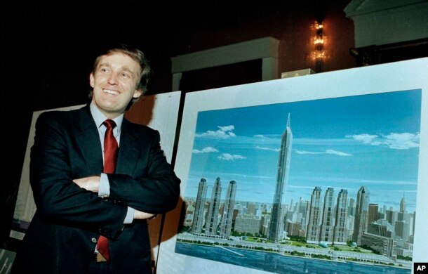 Ông trùm bất động sản Donald J. Trump trưng bày ý niệm của một nghệ sĩ về "Television City" sẽ ở phía xa mạn tây của Manhattan, ngày 18 tháng 11 năm 1985.