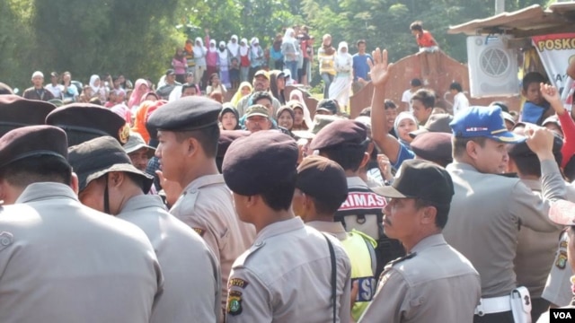 Para jemaat gereja HKBP Filadepfia di Bekasi, dihadang massa saat akan beribadah, 27 Mei 2012 (VOA/Andylala). Jemaah kembali diserang saat akan melaksanakan misa Natal di gereja mereka (24/12).