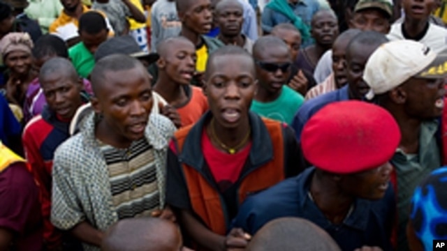 Supporters of incumbent Joseph Kabila gather in front of the provincial National Union for the Congo Federalists (UNAFEC ) in the district of Lubumbashi,  December 10, 2011.
