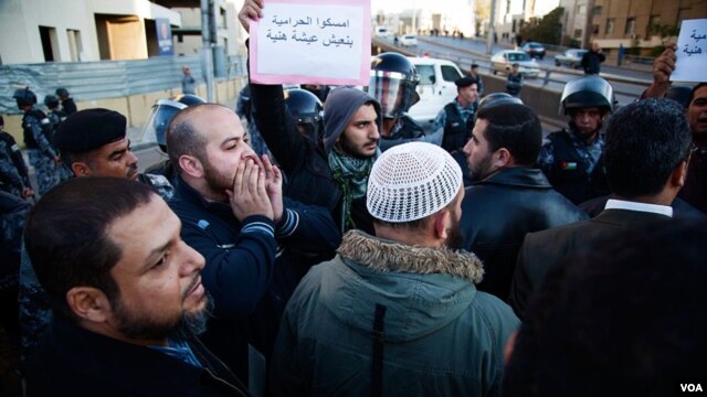 Protesters near Interior Ministry Square in Amman, Jordan shouted anti-government slogans on Wednesday. (Y. Weeks for VOA)