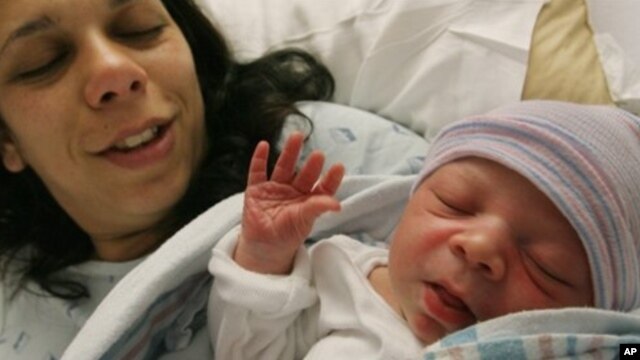 Maria Iozia holds newborn son Dio Anthony Flore, Queens, New York, 2007 (file photo).