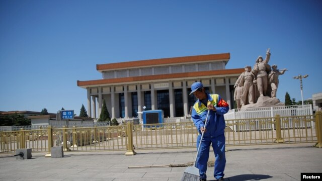 Công nhân quét dọn trước lăng Mao Trạch Đông tại Quảng trường Thiên An Môn, ngày 16/5/2016.