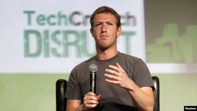 El joven Mark Zuckerberg, de 28 años, que controla más de la mitad de las acciones con derecho a voto en Facebook, que ya cuenta con alrededor de 1.000 millones de usuarios.