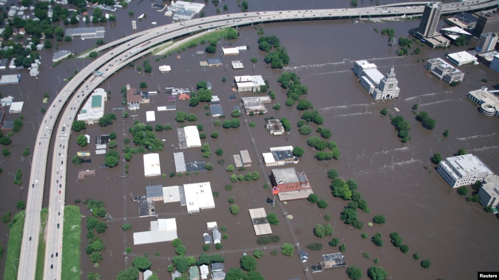 Imagen aérea de la histórica inundación en Cedar Rapids, Iowa en junio de 2008. Partes de la ciudad han sido evacuadas en anticipación a una nueva gran inundación este martes 27 de septiembre de 2016.