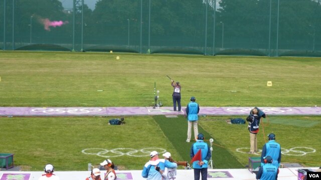 American shooter Kimberly Rhode hits her target during the women's skeet shooting competition. (VOA - P. Brewer)