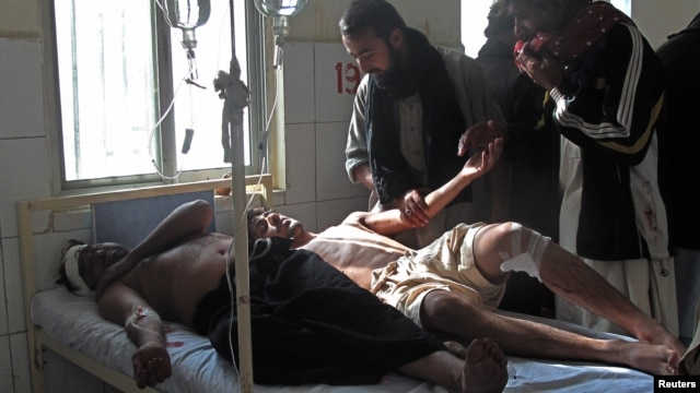 Injured Shi'ite Muslim men are seen in a hospital after a remote control bomb blast took place near a Shi'ite procession in Dera Ismail Khan in Pakistan's northwest, November 25, 2012.