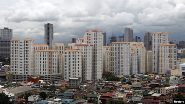 Các tòa chung cư cao tầng phía sau một khu nhà của giới trung lưu trong vùng thủ đô Philippines 