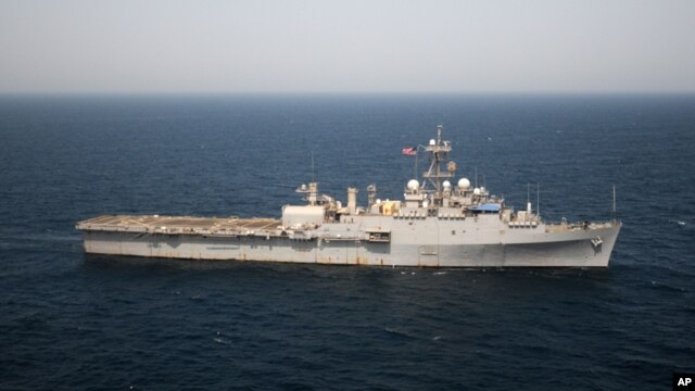 El buque USS Ponce de la marina de guerra de EE.UU. en ruta hacia el Golfo Pérsico.