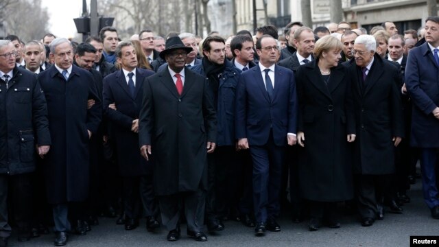 Tổng thống Pháp Francois Hollande và các nhà lãnh đạo từ nhiều quốc gia tham gia cuộc diễu hành biểu dương tinh thần đoàn kết sau các vụ bạo động khủng bố trên các đường phố của Paris, ngày 11/1/2015.