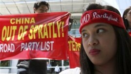 Người Philippines biểu tình bên ngoài lãnh sự quán Trung Quốc ở Makati city, phía đông thủ đô Manila. 