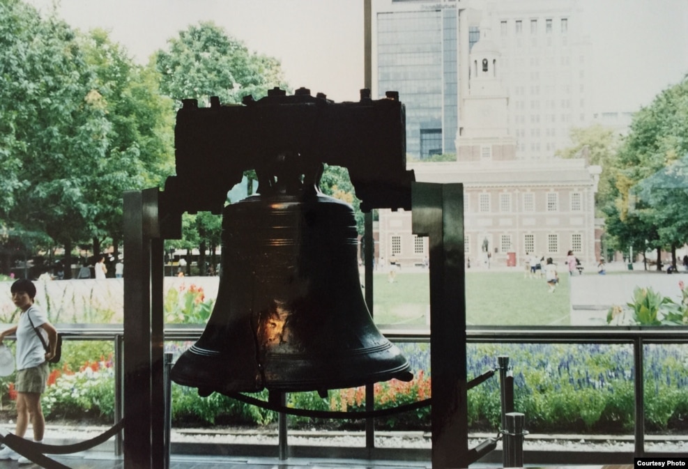 Chuông Tự do đặt trước Independence Hall (ảnh Bùi Văn Phú)