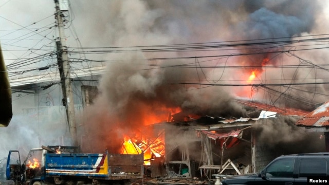 Nhà cửa chìm trong lửa sau vụ đánh bom ở trung tâm thành phố Cotabato, miền nam Philippines, ngày 5/8/2013.