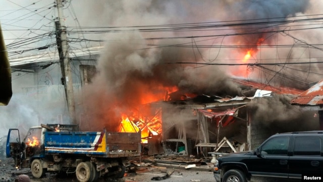 Nhà cửa chìm trong lửa sau một vụ đánh bom ở trung tâm thành phố Cotabato ở miền nam Philippines, ngày 5/8/2013.