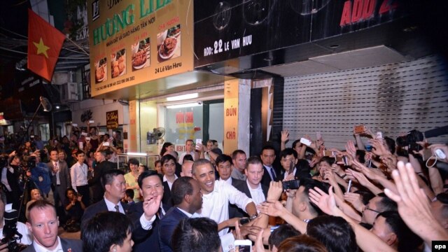 Tổng thống Obama bắt tay người dân sau khi thưởng thức món bún chả Hà Nội. 