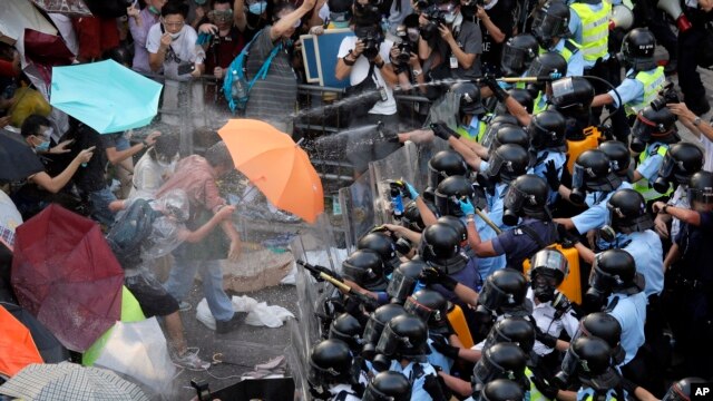 Cảnh sát xịt hơi cay vào người biểu tình bên ngoài trụ sở chính phủ ở Hong Kong, ngày 28/9/2014.