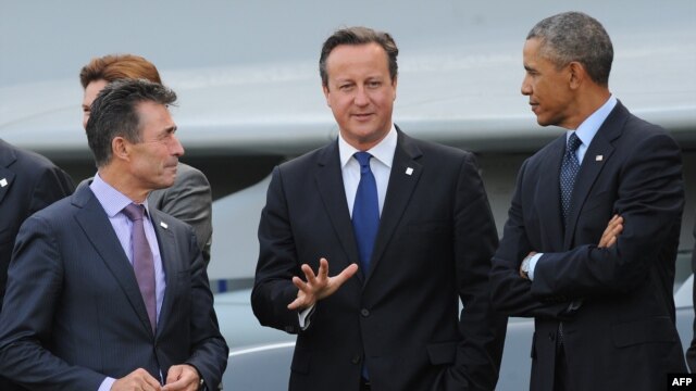 Từ trái: Tổng thư ký NATO Anders Fogh Rasmussen, Thủ tướng Anh David Cameron và Tổng thống Hoa Kỳ Barack Obama dự hội nghị thượng đỉnh NATO tại khu nghỉ mát Celtic Manor ở Newport, South Wales, 5/9/14