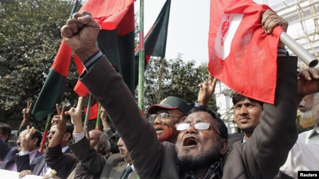 Members of Bangladesh Muktijoddha Sangsad, a welfare association for combatants who fought during the war for independence from Pakistan in 1971, shout slogans after a war crimes tribunal sentenced Abul Kalam Azad to death in Dhaka January 21, 2013. 