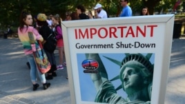 Bảng thông báo ngưng hoạt động tham quan Tượng Nữ thần Tự do tại New York vì chính phủ đóng cửa.