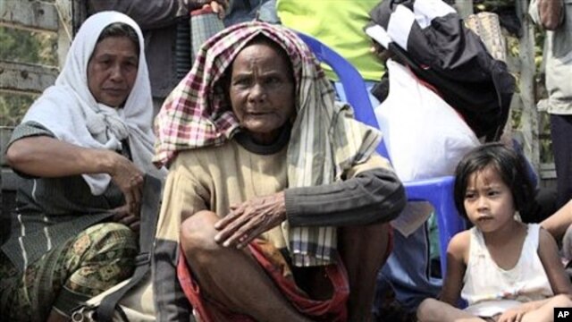 Thai residents evacuate from the Thai-Cambodian border, at Kantharalak in Si Sa Ket province,Thailand, February  7, 2011.