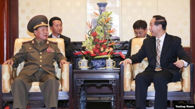 အထူးသံတမန္ Choe Ryong Hae တ႐ုတ္ ႏိုင္ငံတကာ ဆက္ဆံေရးဌာနအႀကီးအကဲနဲ႔ ေတြ႔ဆံုေနစဥ္။
