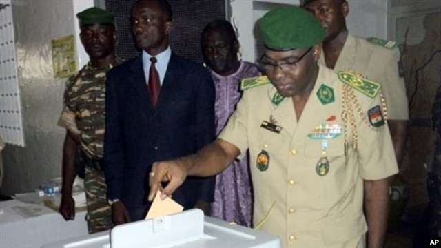 The head of the military junta, General Salou Djibo, casts his ballot in Niamey as Niger voted today in a constitutional referendum, 31 Oct 2010