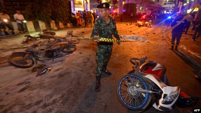 Binh sĩ Thái Lan phong tỏa hiện trường sau vụ nổ bên ngoài một đền thờ ở trung tâm Bangkok