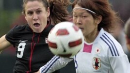 A la derecha, la japonesa Mizuhho Sakaguchi y la Estadounidense Heather O´Reilly persiguen la pelota en un amistosoen Cary N.C, mayo de 2011