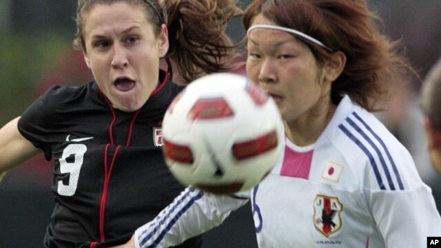 A la derecha, la japonesa Mizuhho Sakaguchi y la Estadounidense Heather O´Reilly persiguen la pelota en un amistosoen Cary N.C, mayo de 2011