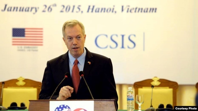 Đại sứ Mỹ Ted Osius phát biểu tại hội nghị kỷ niệm 20 năm quan hệ Mỹ-Việt tại Hà Nội. Phía trước và bên cạnh là logo ghi dấu sự kiện (Ảnh: Sứ quán Mỹ tại Hà Nội).