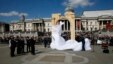 London Mayor Boris Johnson (center L) watches as a 5.5-meter (20ft) recreation of the 1,800-year-old Arch of Triumph in Palmyra, Syria, is unveiled at Trafalgar Square in London, Britain, April 19, 2016. 