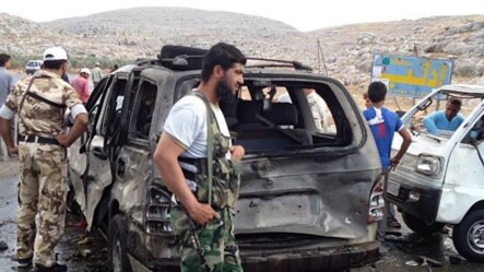 Phe nổi dậy Syria tại hiện trường sau một vụ đánh bom xe gần biên giới Thổ Nhĩ Kỳ, ngày 17/9/2013.