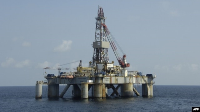 Picture taken end of December 2007 showing an oil platform of the US Pride company situated off Angola.  