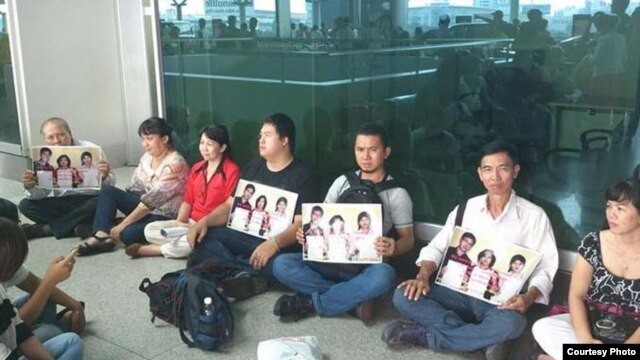 Các bạn trẻ đòi thả các blogger bị bắt ở sân bay Tân Sơn Nhất sau khóa học Xã hội Dân sự tại Philippines