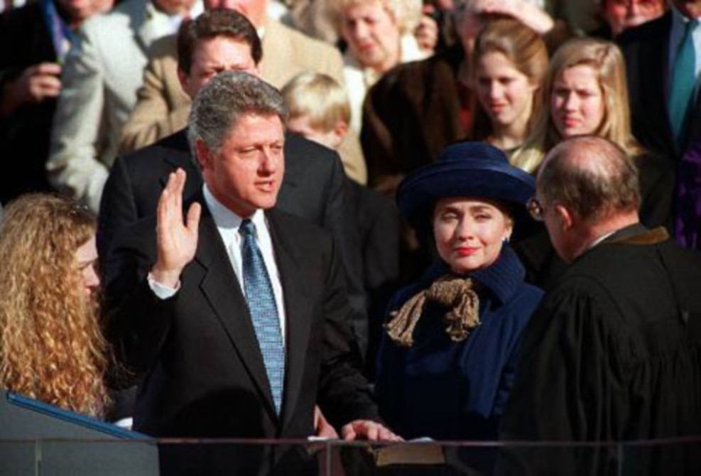 1993年1月20日，比尔&middot;克林顿宣誓就任美国总统。他的妻子和女儿在身旁。