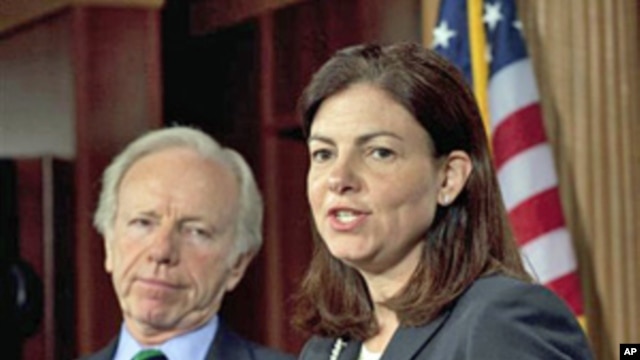 Senators Kelly Ayotte (r) and Joseph Lieberman on Capitol Hill, May 11, 2011