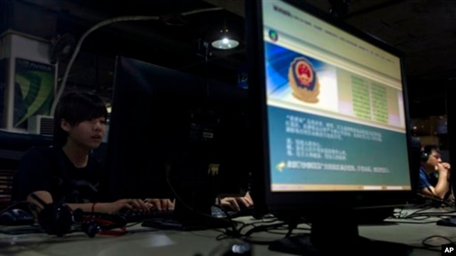在北京一家网吧，电脑显示屏展示着必须正确使用网络的警方告示。