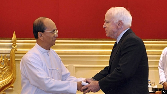 Burma's President Thein Sein welcomes US Sen. John McCain at the Presidential Palace in Naypyitaw, Burma, January 22, 2011.