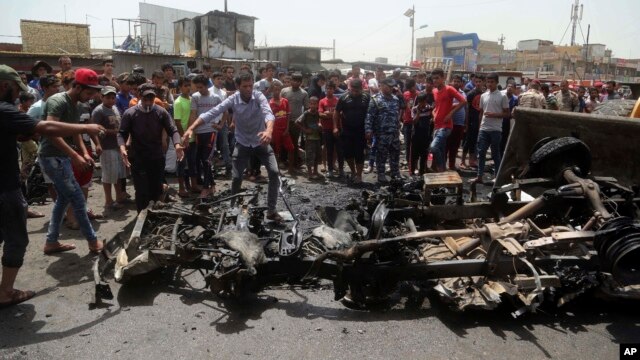 Cư dân vây quanh hiện trường vụ đánh bom xe tại một khu chợ ở thành phố Sadr, ngày 11/5/2016.