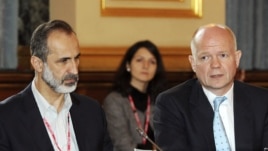 William Hague (rast) û Meaz El Xetîb.