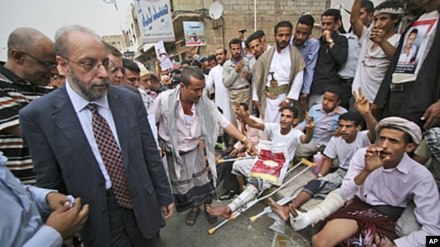 United Nations human rights investigator Hanny Megally, left, visits anti-government protesters, who were wounded in clashes with Yemeni security forces, in Taiz, Yemen, June 30, 2011.